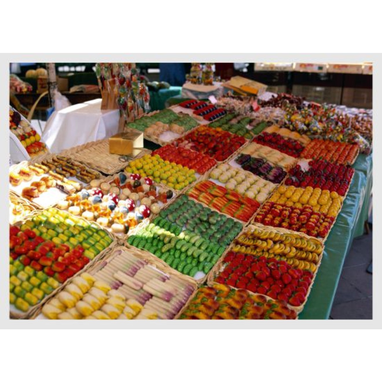 Marktstand mit Obst und Gemüse