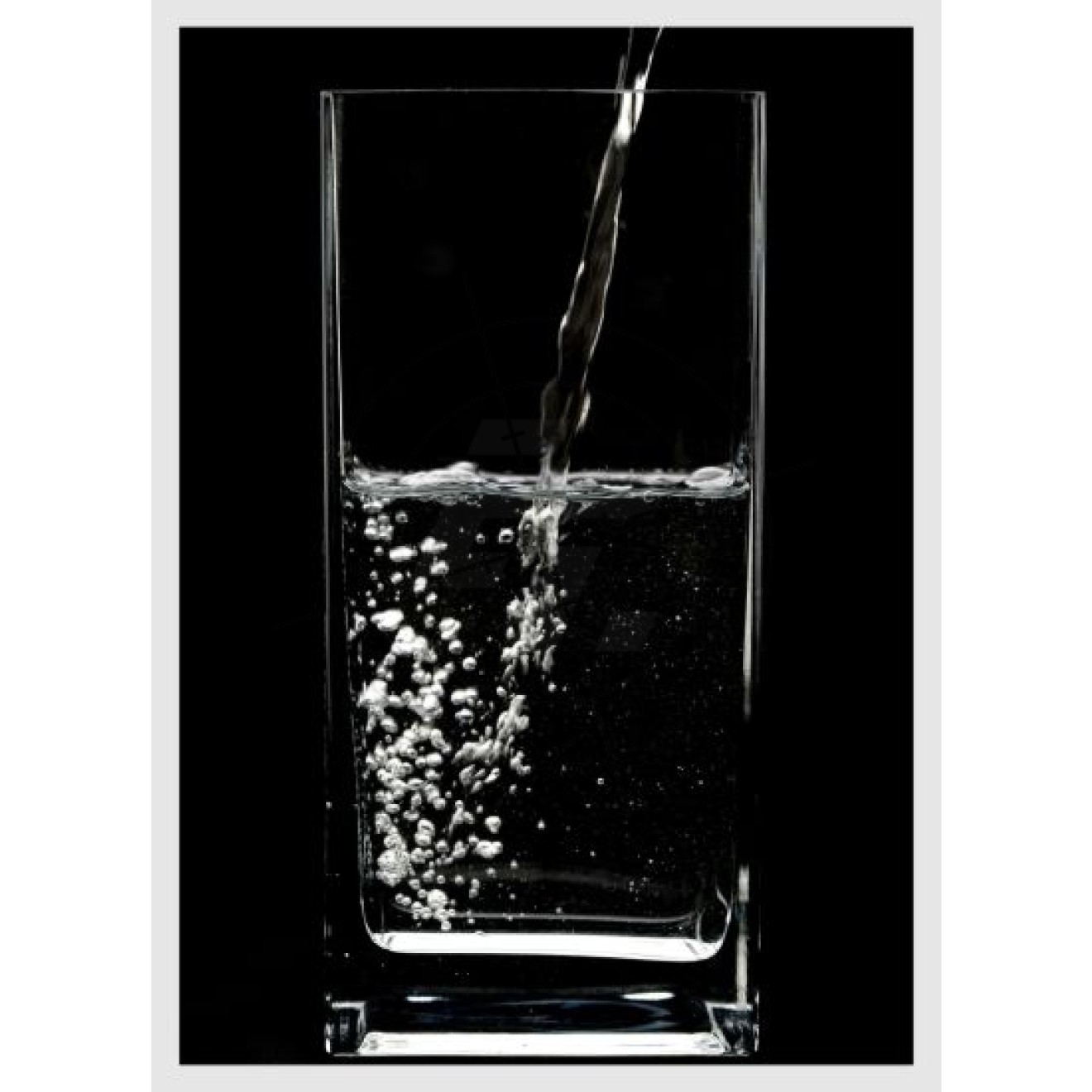 Wasser ins Glas eingießen